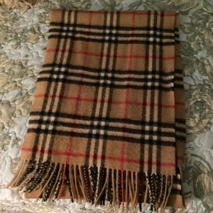 Burberry scarf 100%cashmere only used once.